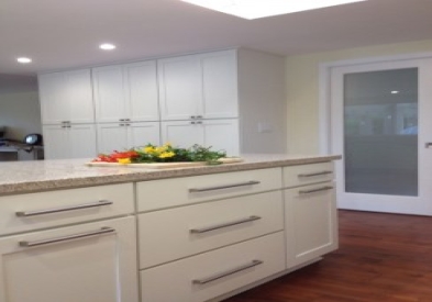 Photo gallery of remodeled kitchen features CliqStudios Shaker Painted White cabinets in transitional styling