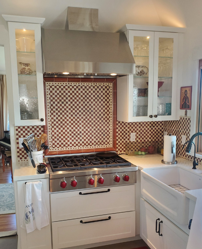 CliqStudios project: White shaker kitchen cabinets with Italian-style tile backsplash