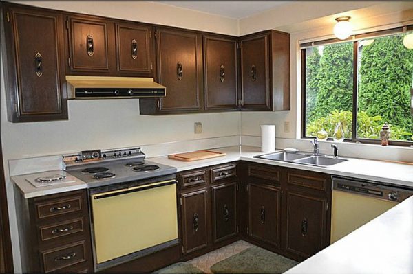 Before the CliqStudios remodel: Dated cabinets and appliances