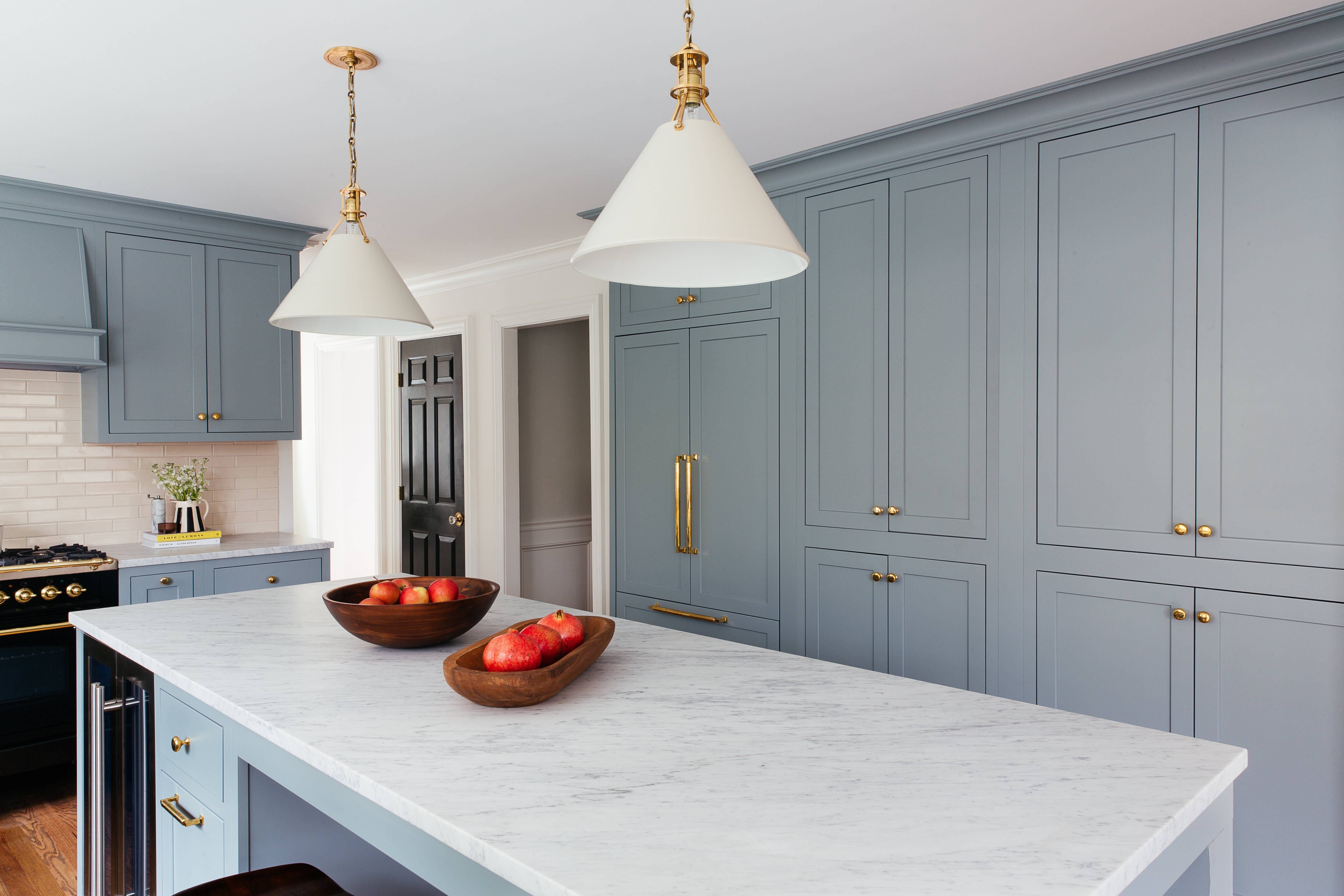 There are numerous stylish cabinet knob options that’ll create a great kitchen design