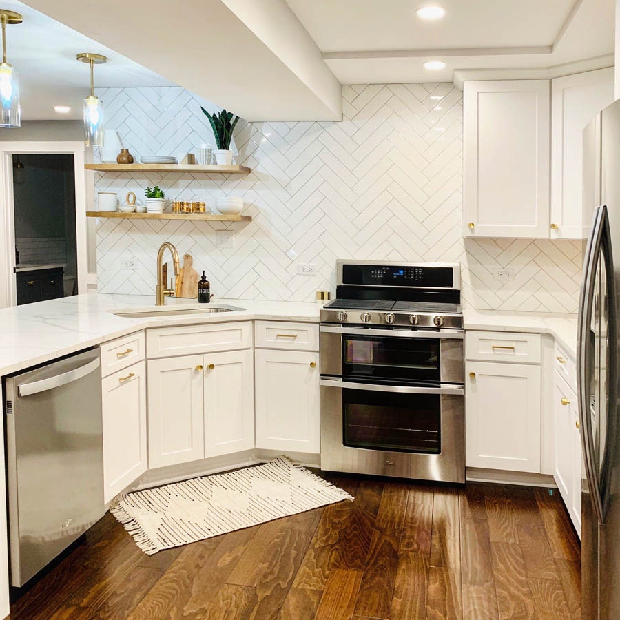 Shaker Cabinets in White, a herringbone backsplash, and pendant lighting.