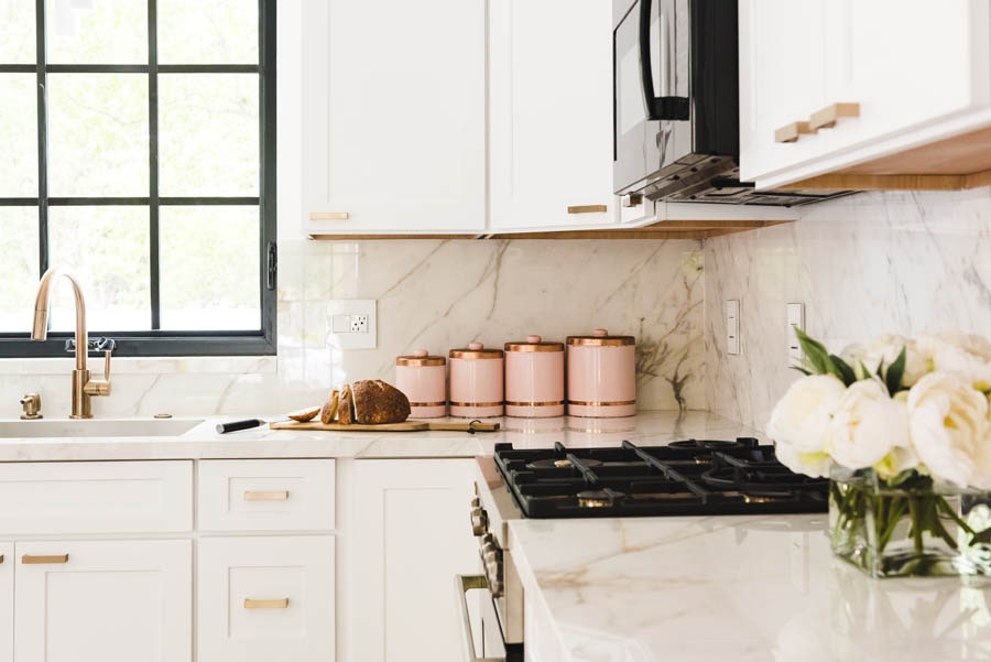 Kitchen using CliqStudios Shaker cabinets in White.