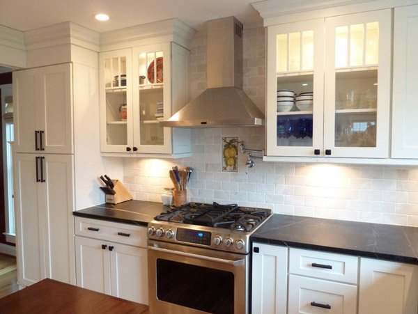 White Shaker Kitchen Range and Hood