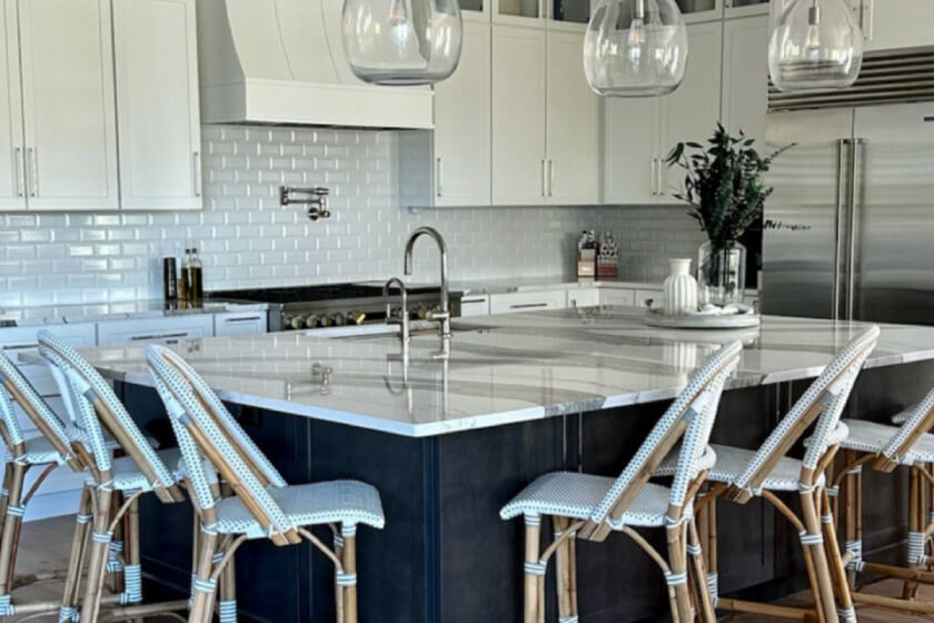 Light gray shaker kitchen design with dark gray-brown stained kitchen island and quartz countertops