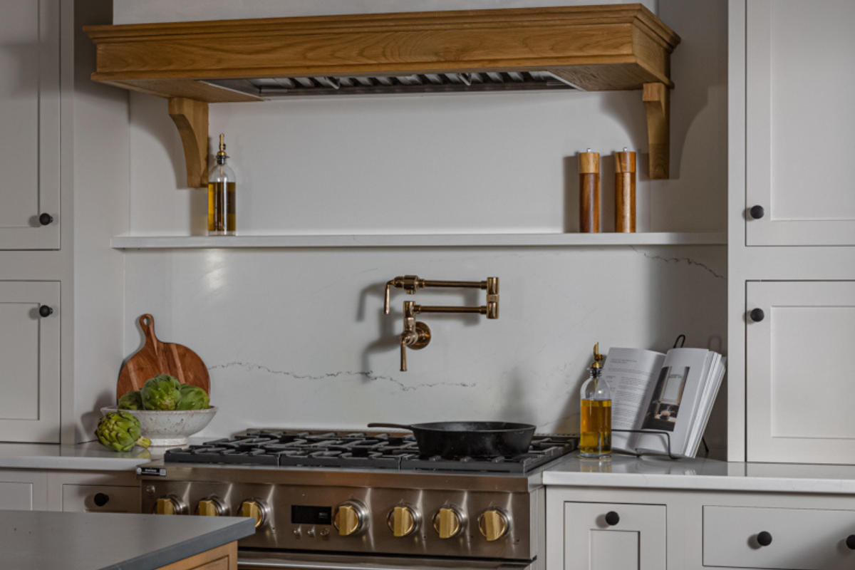 Slab kitchen backsplash in quartz countertops with built-in shelf