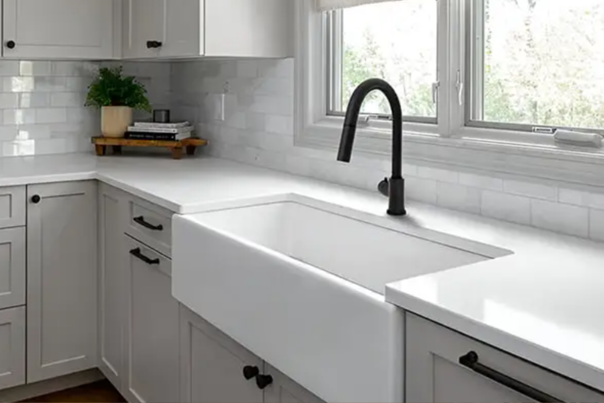 Matte black contemporary pull-down kitchen faucet