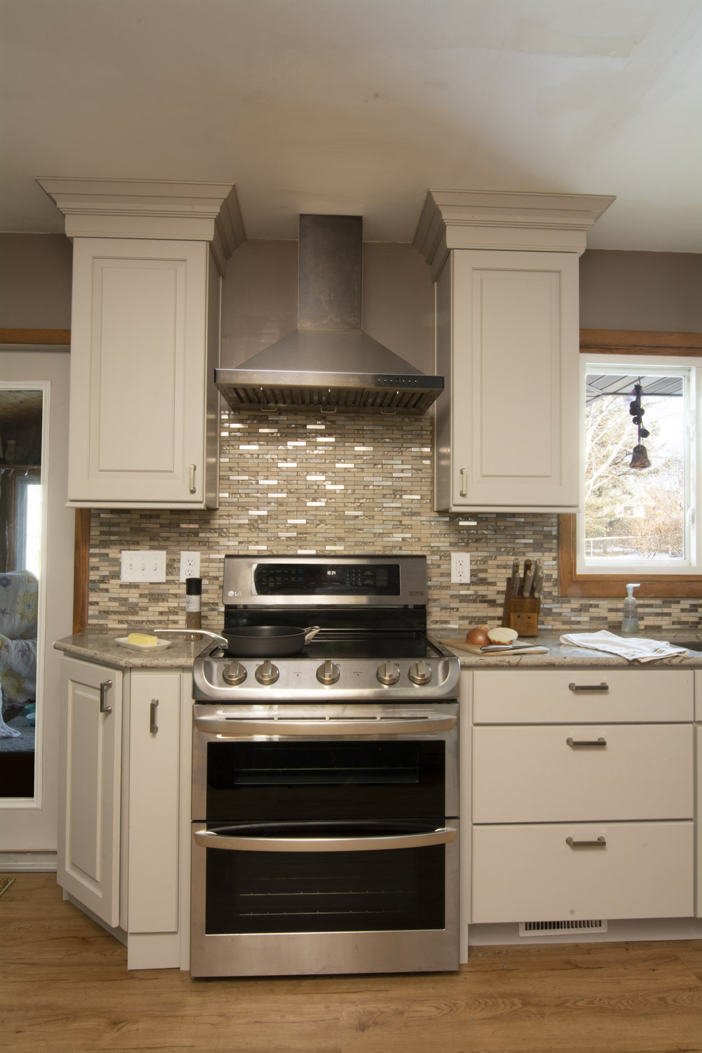 CliqStudios project: Light gray raised panel kitchen cabinets