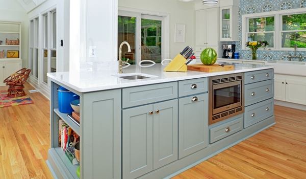 gray shaker cabinets in center island