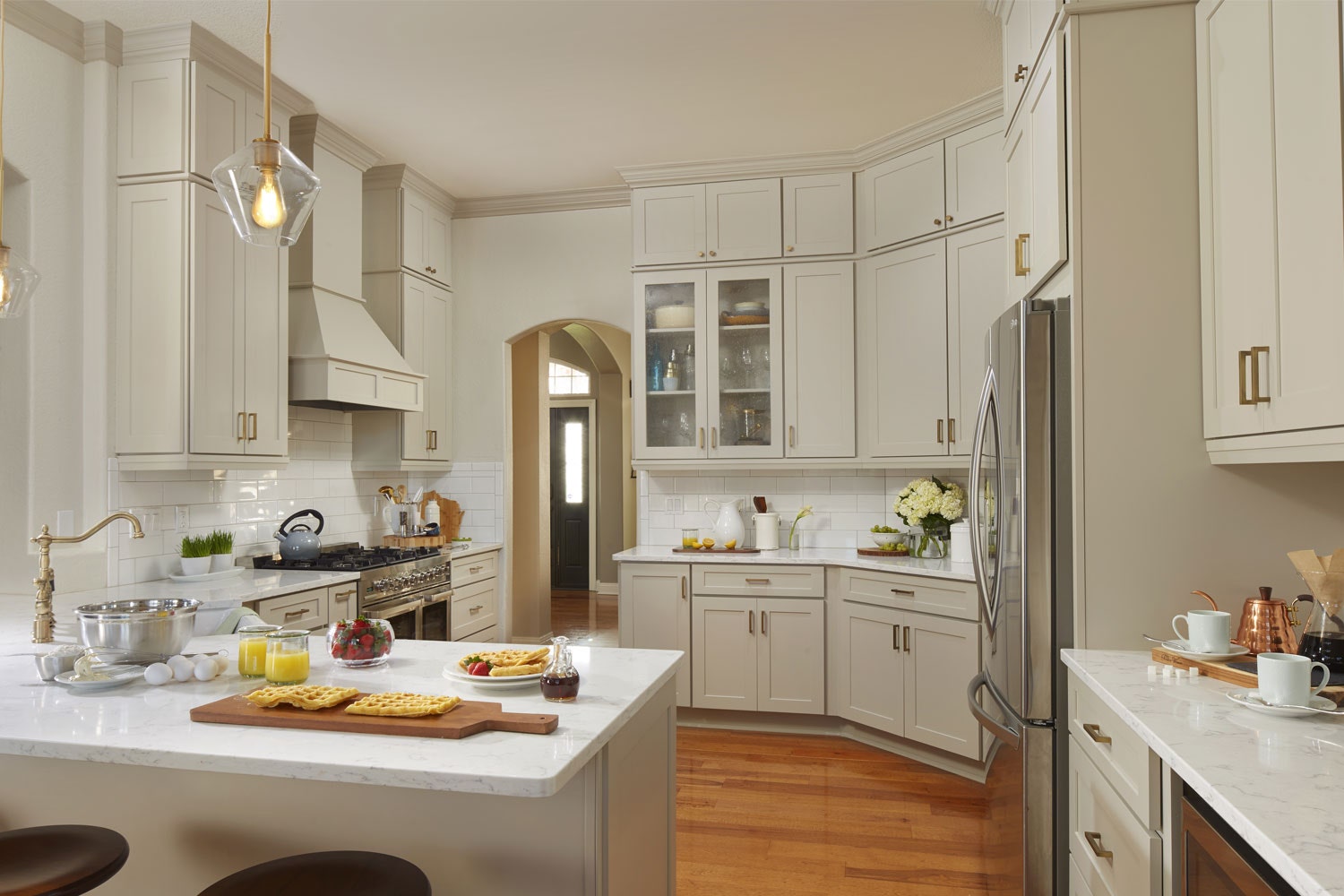 shaker light gray cabinets