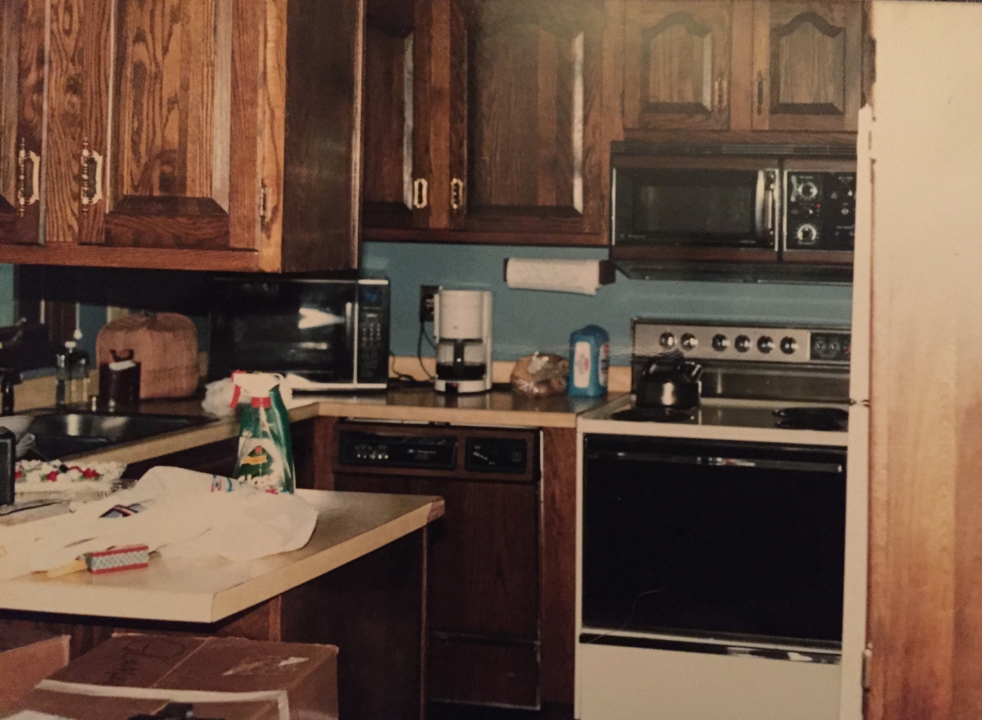 1980s kitchen with cathedral door oak cabinets