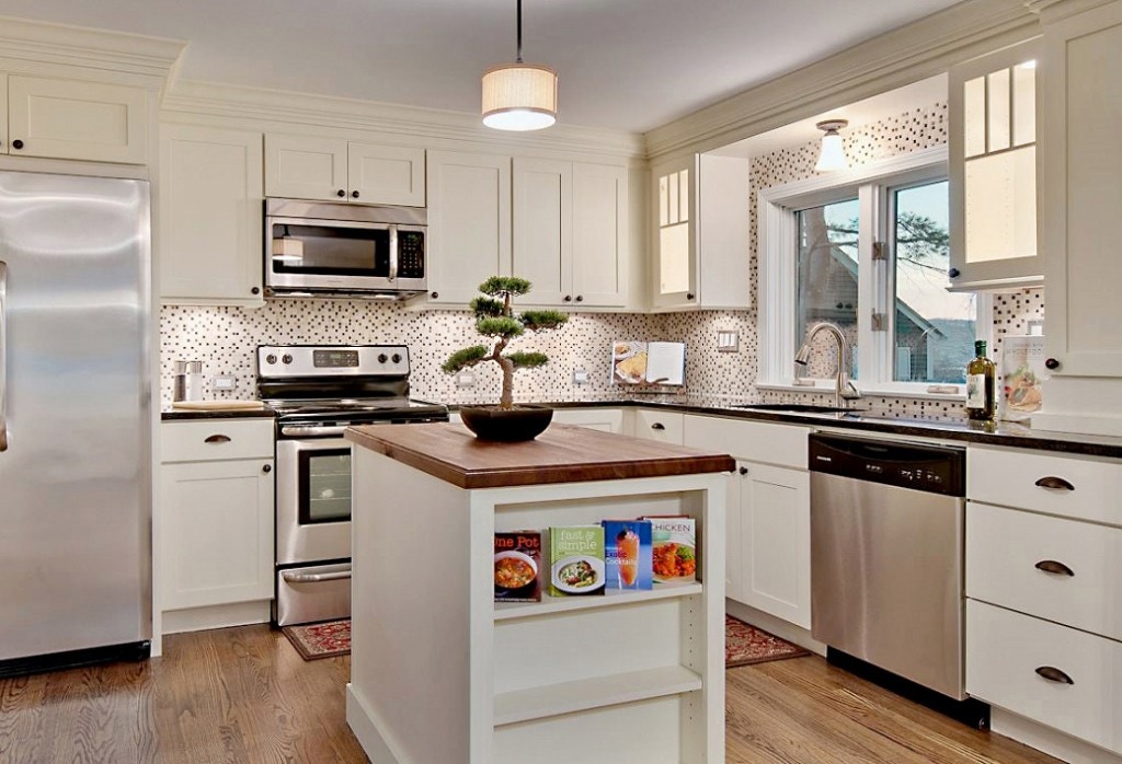 traditional kitchen with glazed cream raised panel door cabinets and oil brushed bronzed cabinet pulls and island pendant