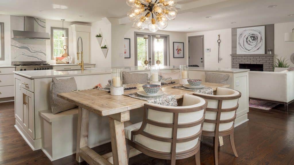 A kitchen using CliqStudios Shaker cabinets in white, with banquet seating built in to the islan